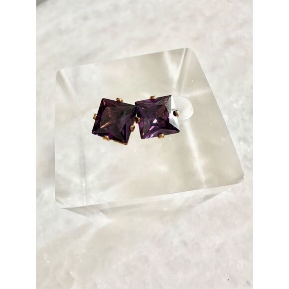 Dark plum purple cubic zirconia color princess cut stud earrings - Picture 2 of 2